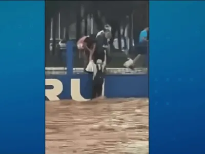 Chuva forte provoca alagamentos e desabamento de estrutura em Bauru (SP)