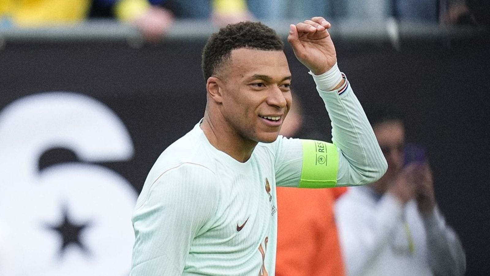 Com coro por Neymar, Brasil perde para a França e é vaiado pela torcida