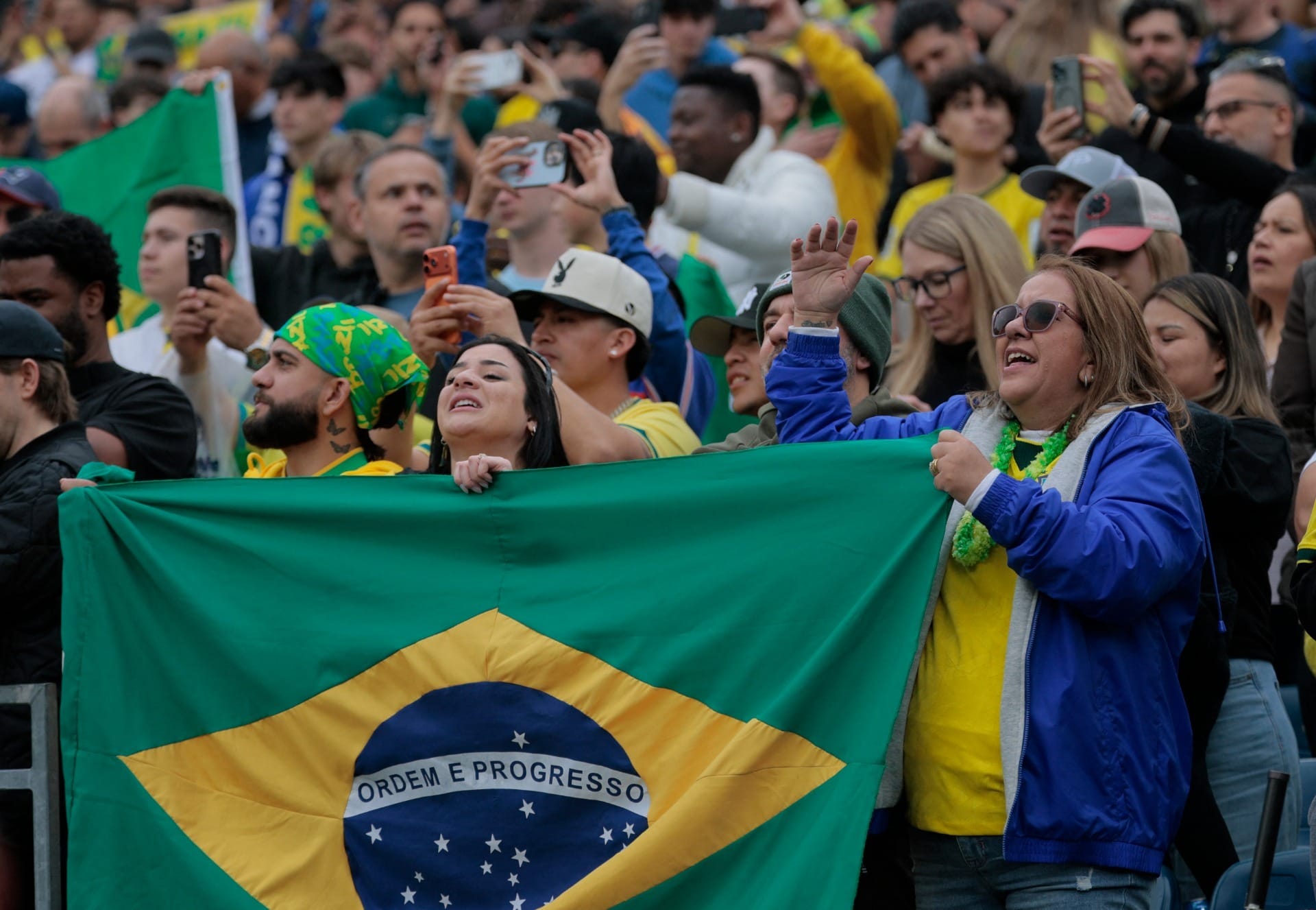 Torcida da Seleção Brasileira pede Neymar durante jogo contra a França
