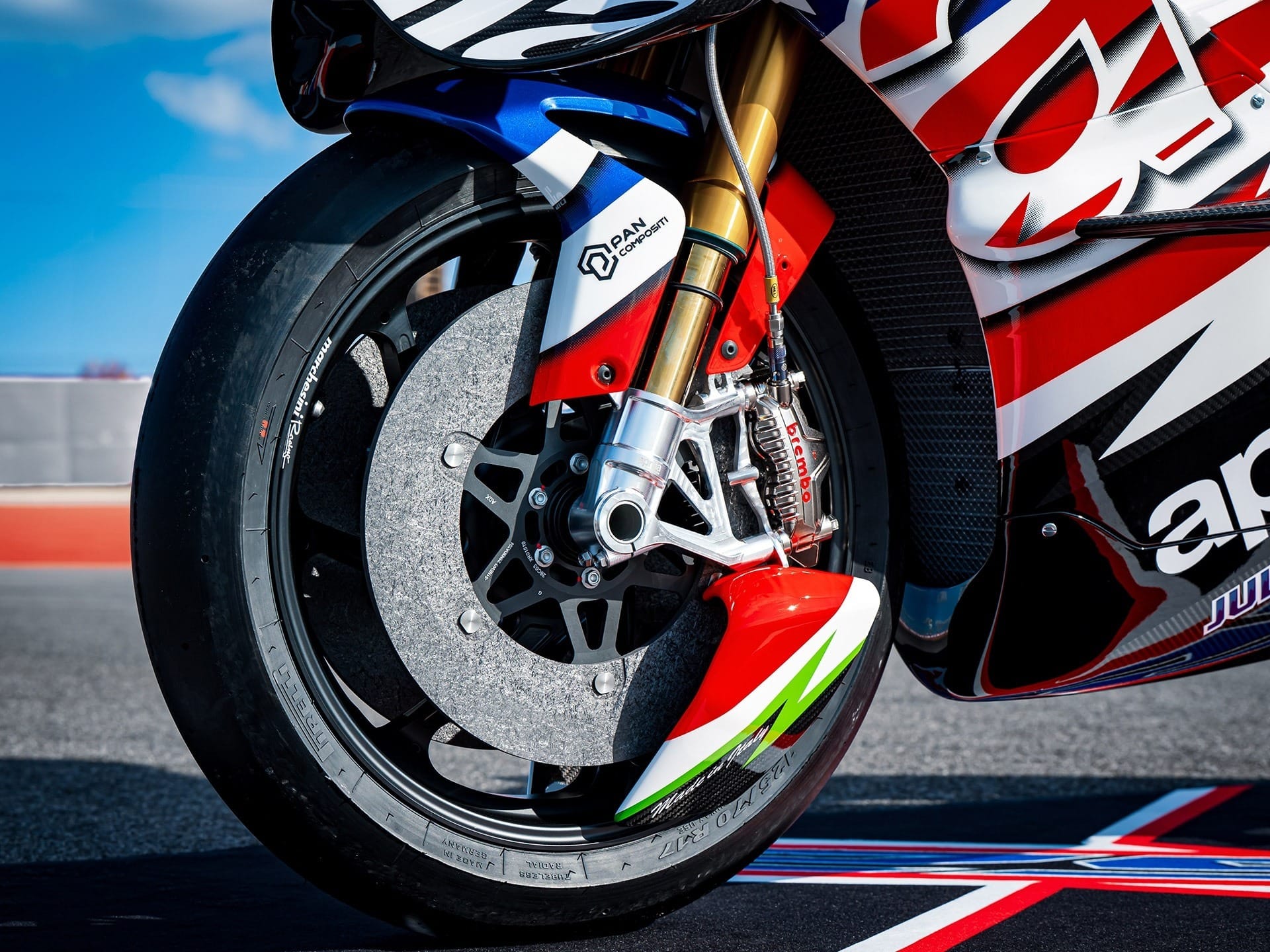 Aprilia lança X 250TH com tecnologia de MotoGP e freios de carbono