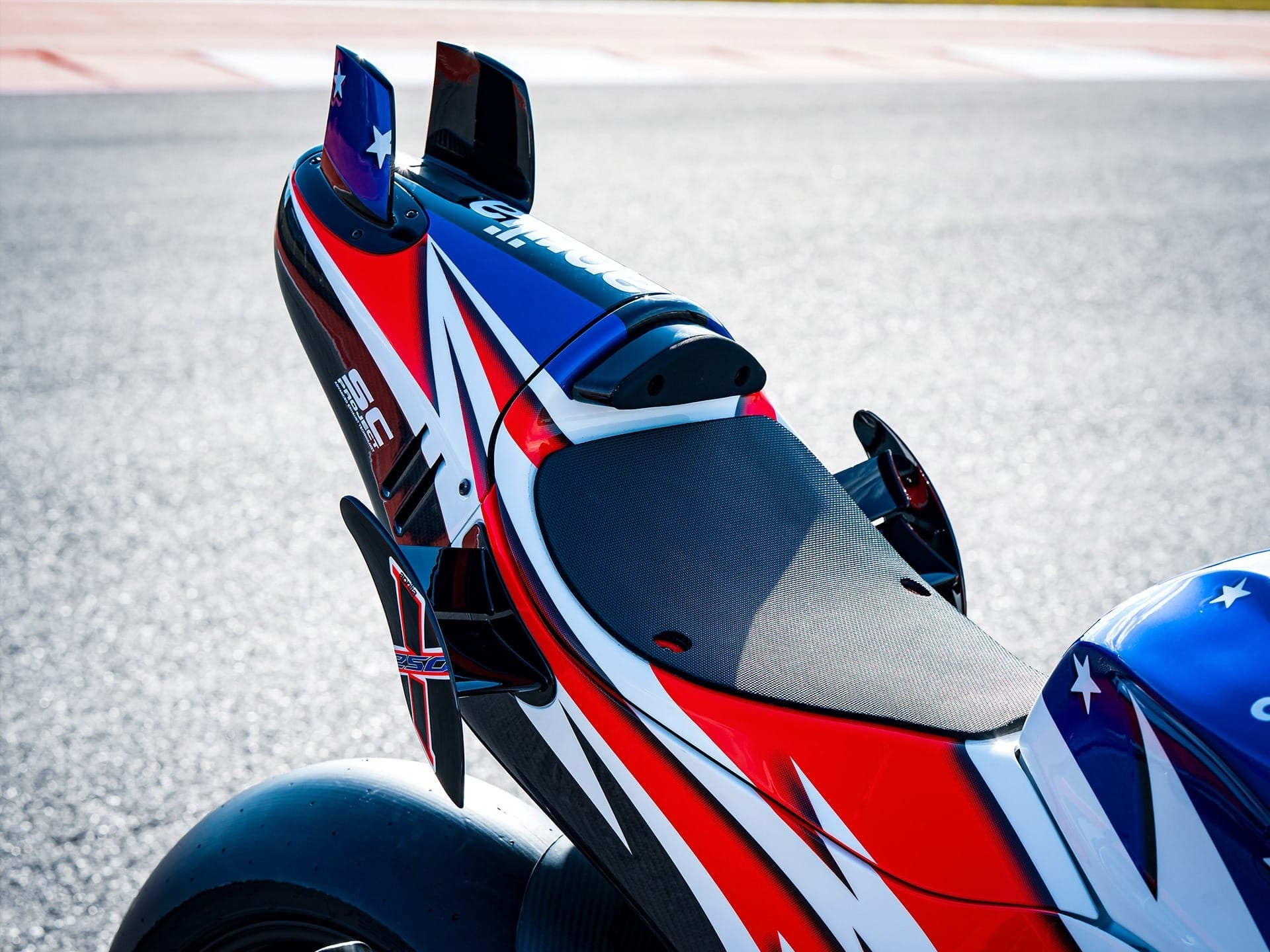 Aprilia lança X 250TH com tecnologia de MotoGP e freios de carbono