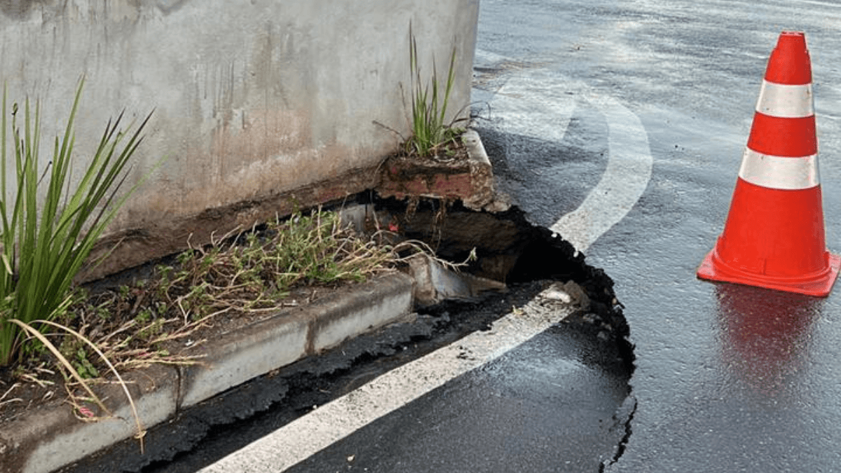 Adutora danificada e vazamento de água no Túnel do Piúva, em Ilhabela