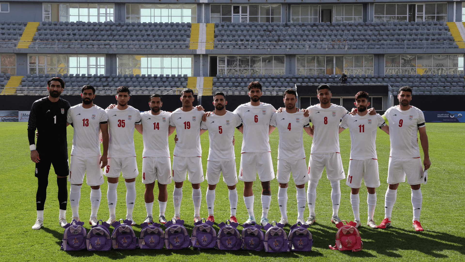 Seleção do Irã homenageia vítimas de ataque a escola antes de amistoso