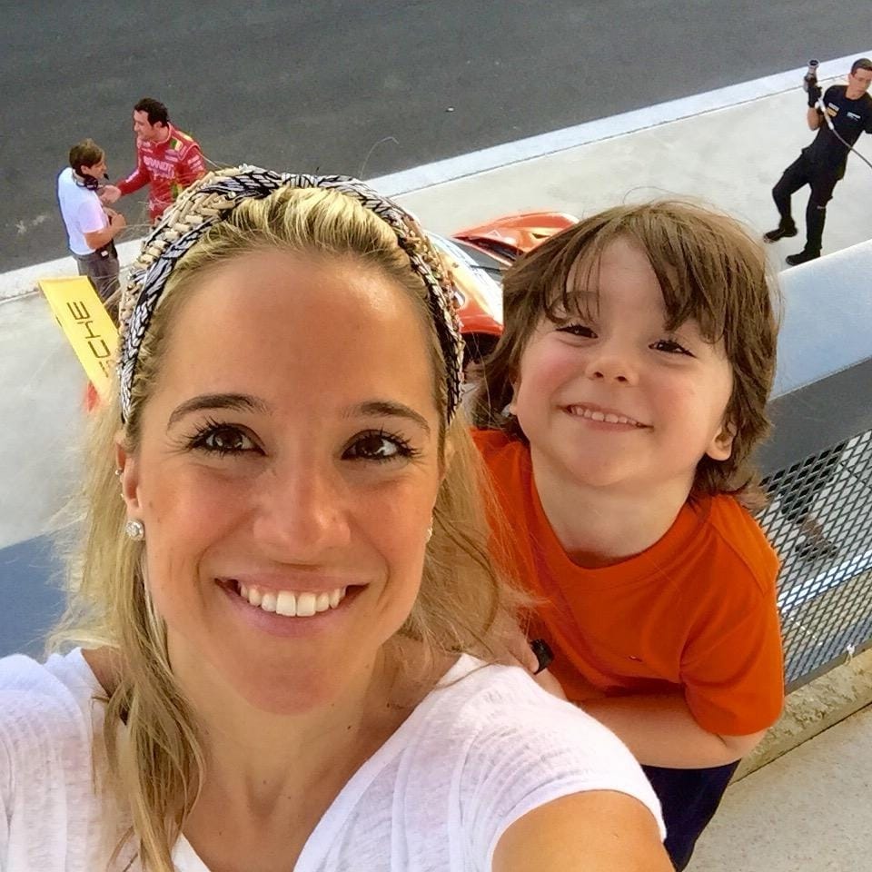 Oliver frequenta os bastidores da Porsche Cup desde a infância; na foto, em 2015, posa com a mãe, Patrícia (Imagem: Acervo pessoal)