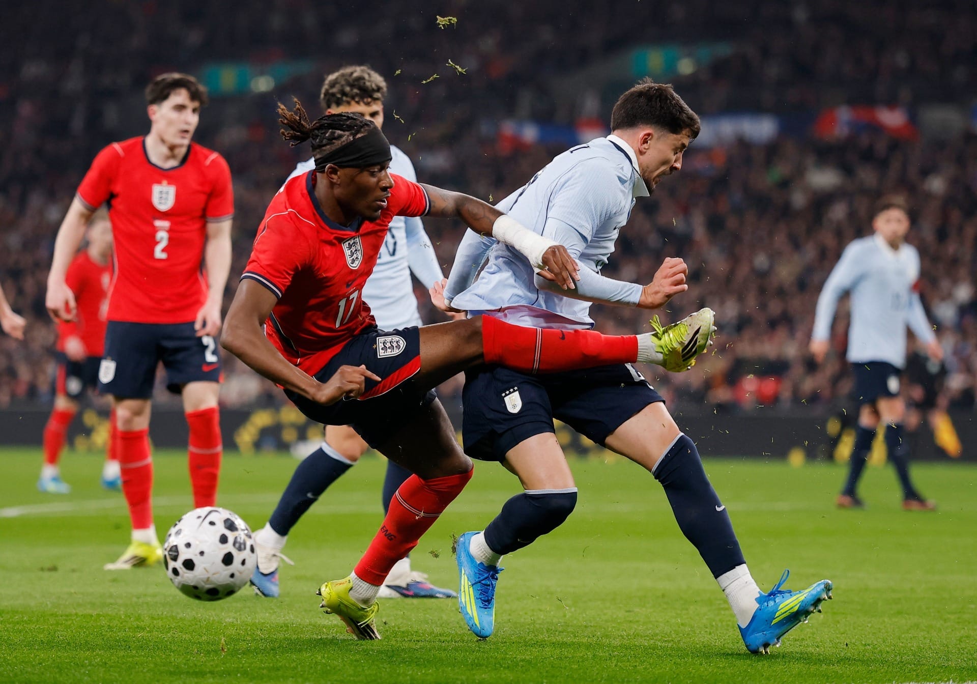 Piquerez disputou a bola com o atacante inglês Noni Madueke I Foto: Reuters/Andrew Couldridge