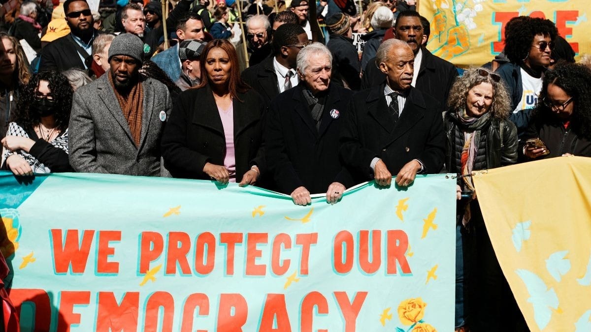 Robert De Niro participa de protesto contra Trump: 'Ameaça existencial'
