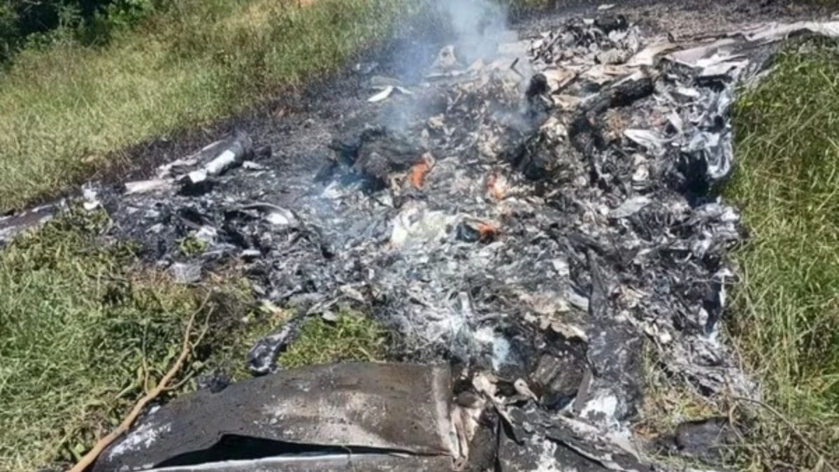 Avião de pequeno porte cai e deixa dois mortos em Rio Claro (RJ)