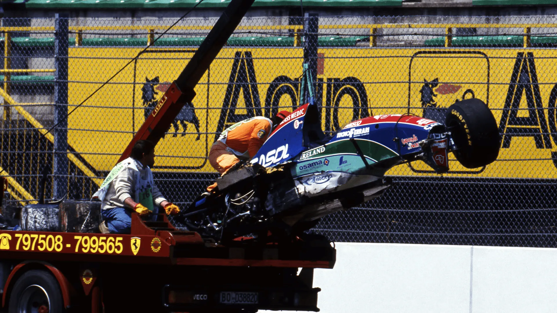 A Jordan 194 danificada de Rubens Barrichello em Ímola