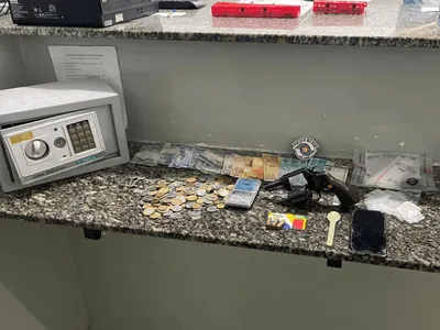 Homem é suspeito de agredir mulher após ela encontrar arma e drogas