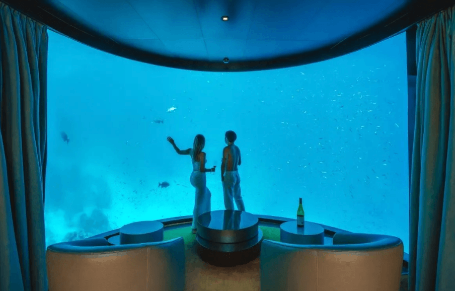 Quarto submerso coloca o hóspede frente a frente com o oceano em experiência de luxo imersiva | Crédito: Conrad Maldives Rangali Island/Divulgação