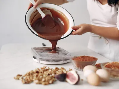 Chocolate perfeito: aprenda técnica para ovo de Páscoa caseiro não derreter