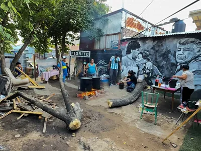 Casa onde nasceu Maradona vira refeitório para pessoas carentes; veja fotos