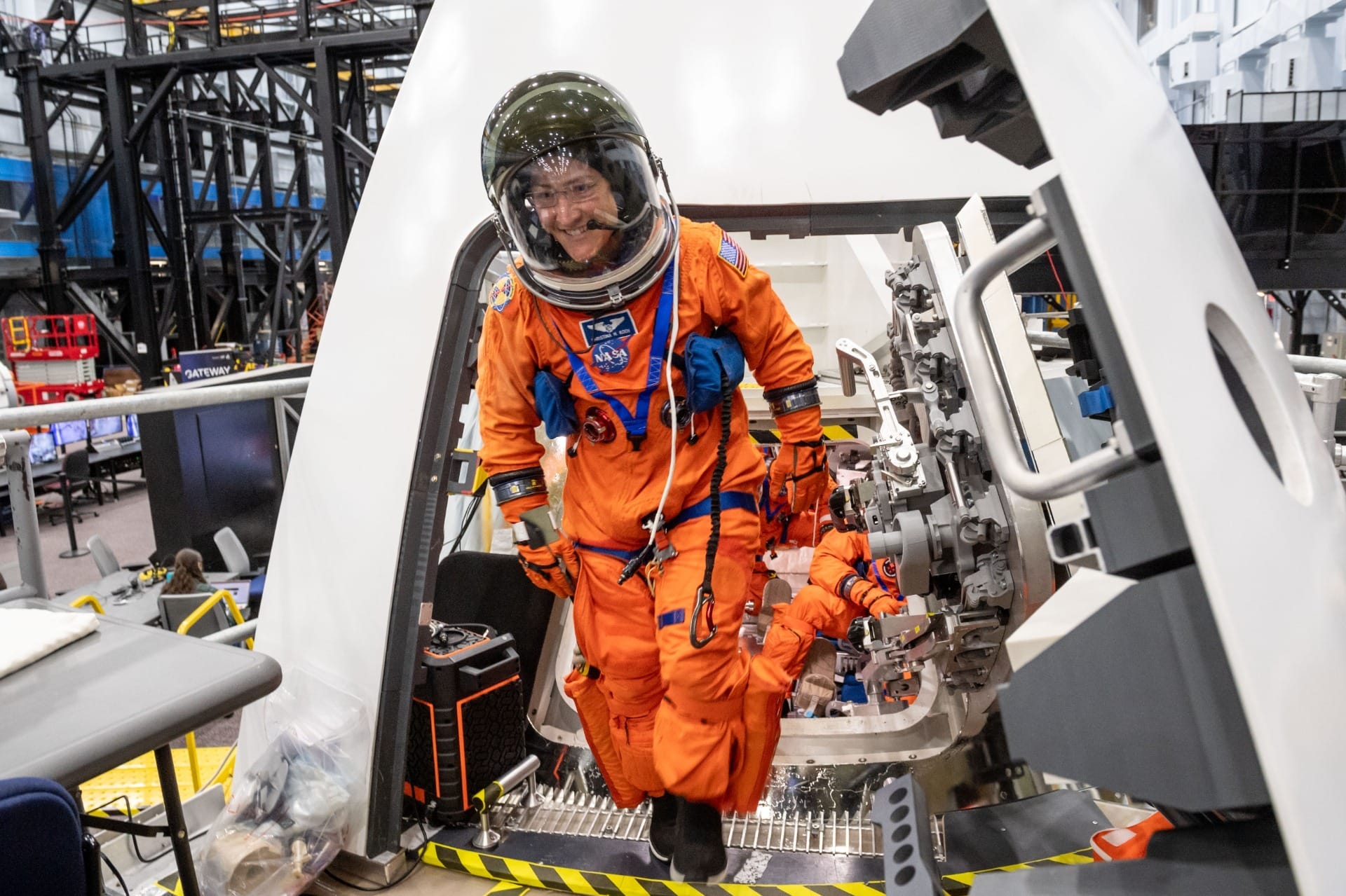 Christina Koch, engenheira e especialista da missão Artemis II, saindo da maquete da Orion durante treinamento no Johnson Space Center, no Texas, Estados Unidos