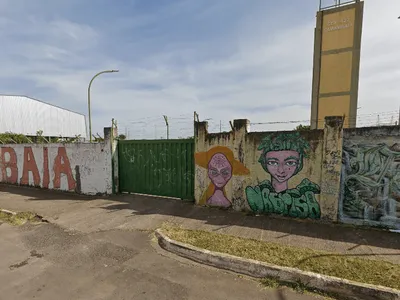 Adolescente é espancado e pisoteado por alunos em porta de escola do DF