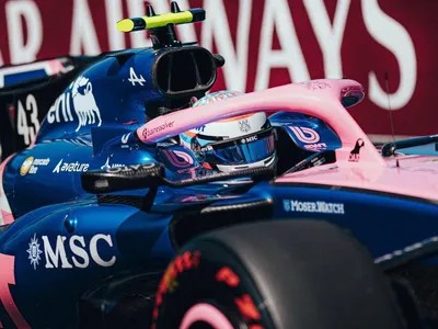 Franco Colapinto pilota carro de F1 em exibição da Alpine em Buenos Aires
