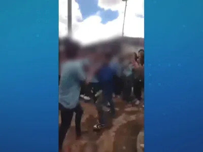 Vídeo mostra adolescente sendo pisoteado por alunos em porta de escola
