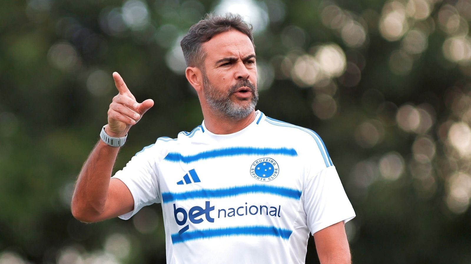 Artur Jorge em treino do Cruzeiro. Foto: Gustavo Martins/Cruzeiro