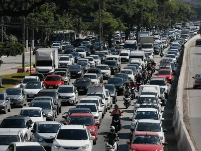 Zonas Leste e Sul de São Paulo concentram lentidão na saída do feriado