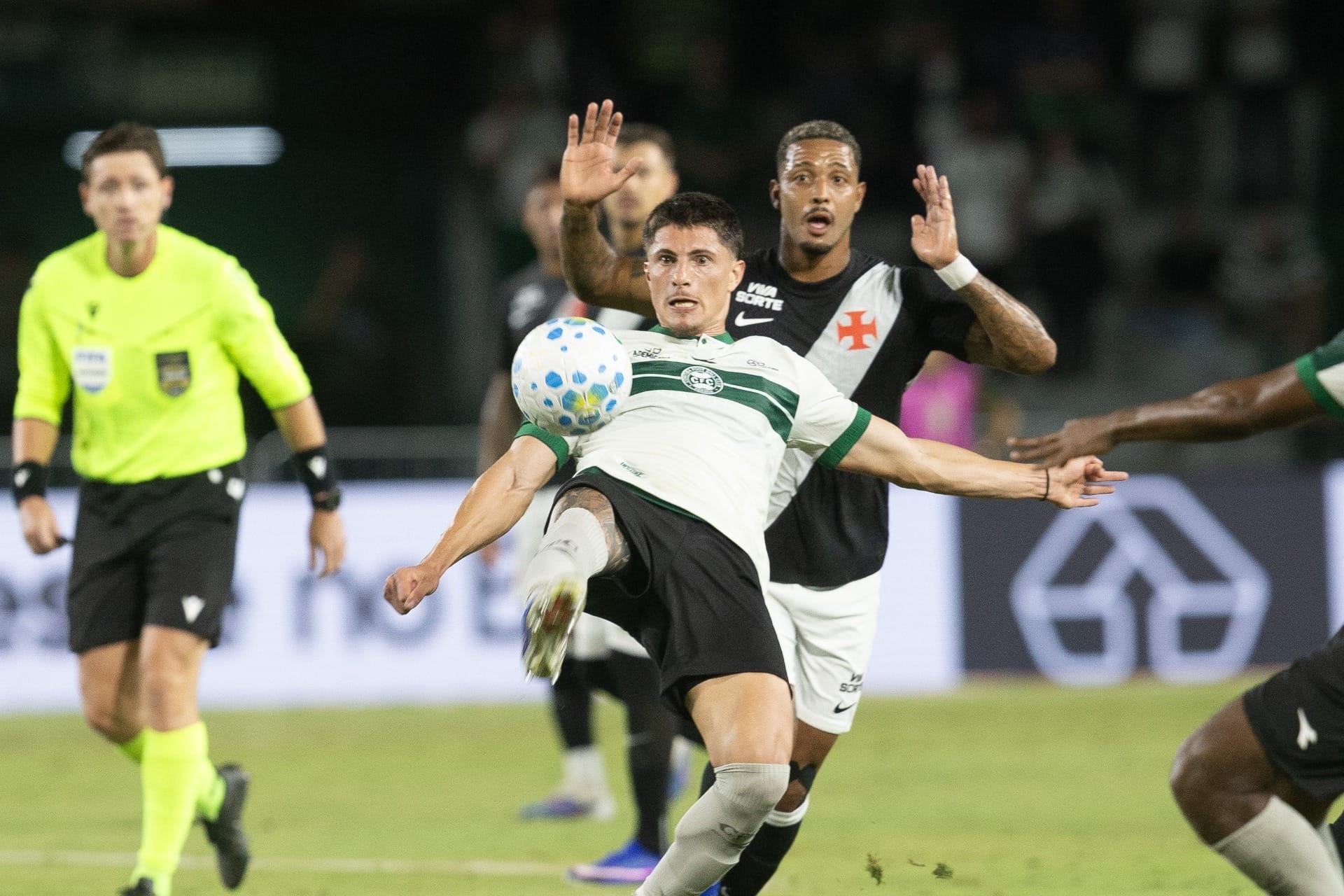 Vasco sai na frente, mas empata com Coritiba e freia embalo no Brasileirão