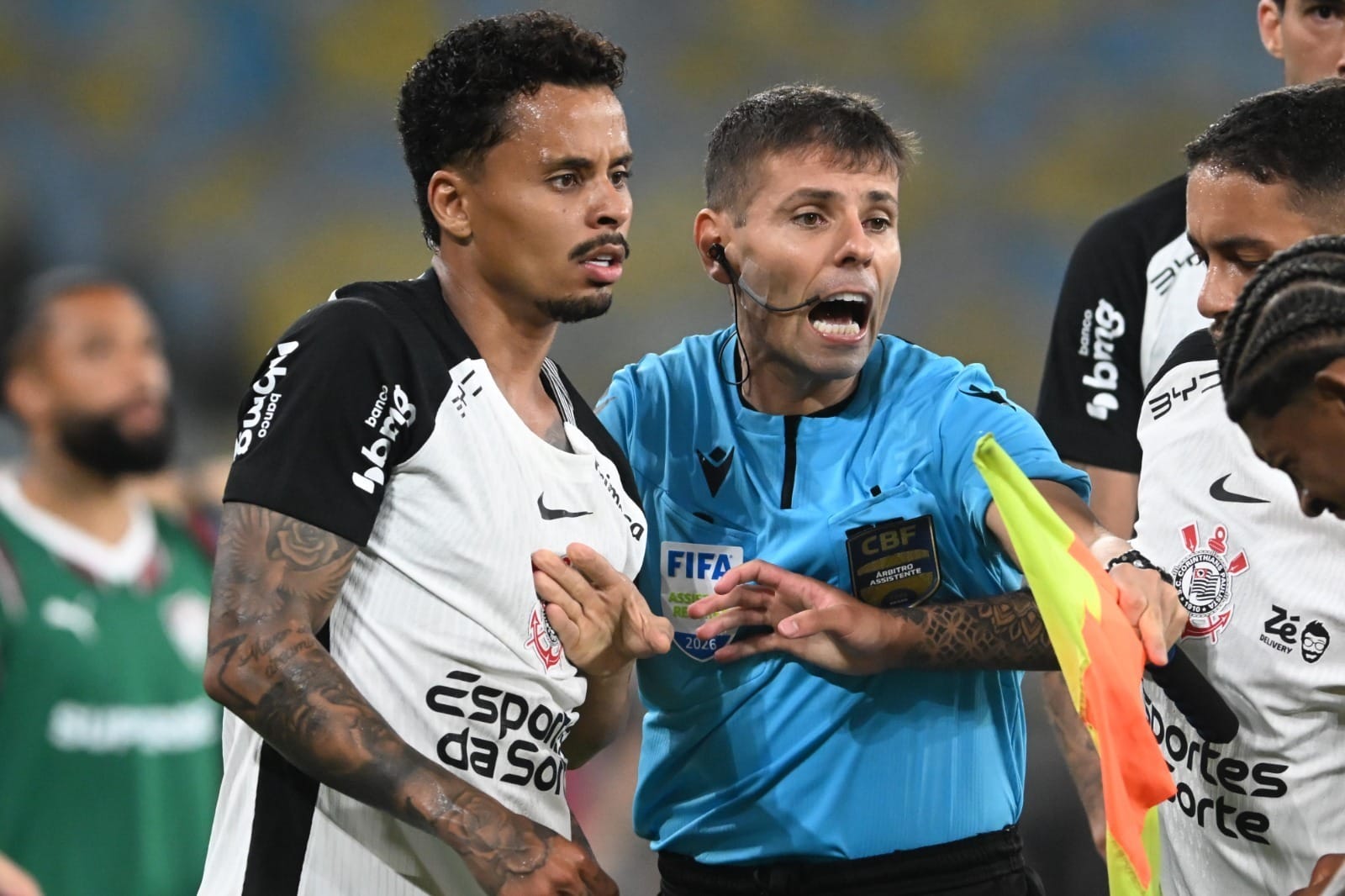 Allan manda recado à torcida do Corinthians após expulsão por gesto obsceno