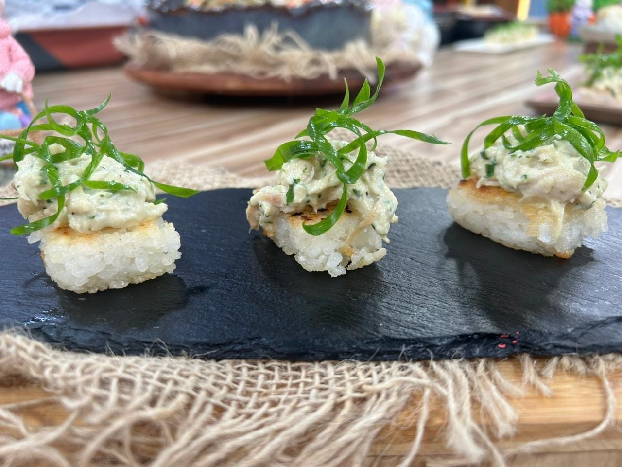 Canapé crocante de arroz com frango do chef Bruno Hashimoto | Band Receitas
