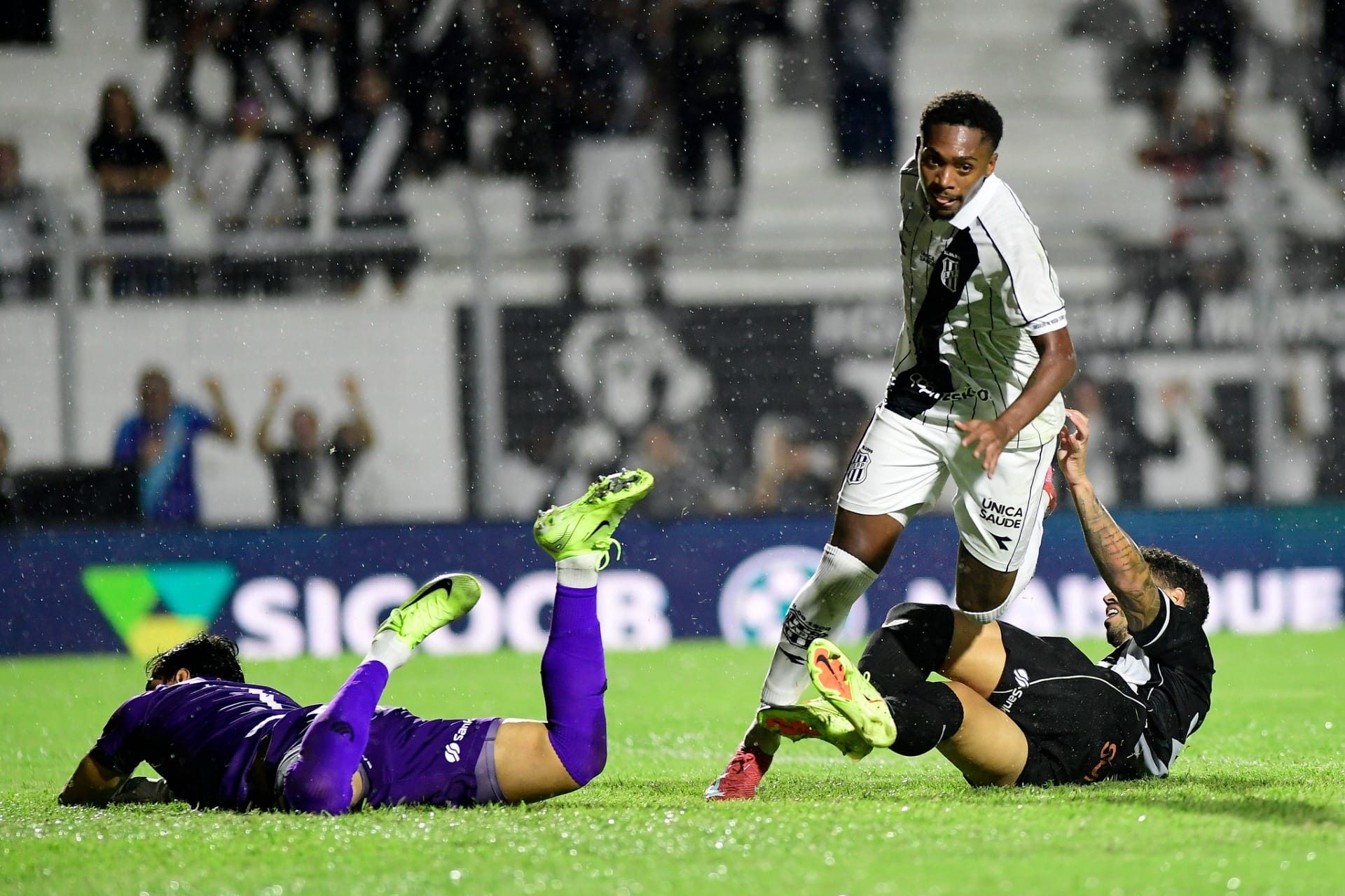 Gol que abriu o placar para Ponte Preta contra o Ceará