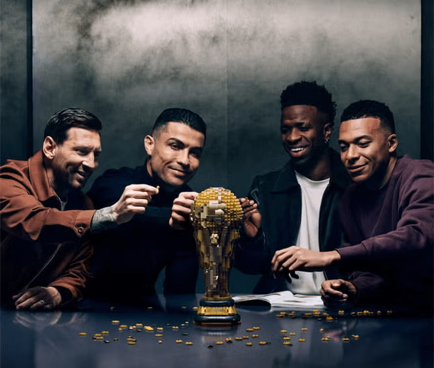 Lego reúne Cristiano Ronaldo, Messi, Vini Jr. e Mbappé em campanha da Copa