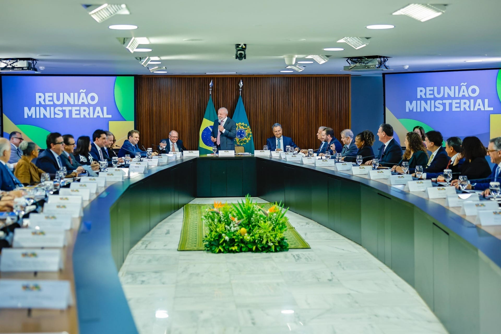 Quase metade dos ministros deixa governo para disputar eleições em 2026