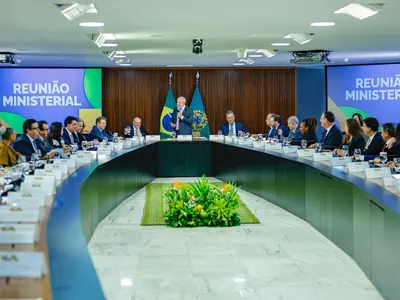 Quase metade dos ministros deixa governo para disputar eleições em 2026