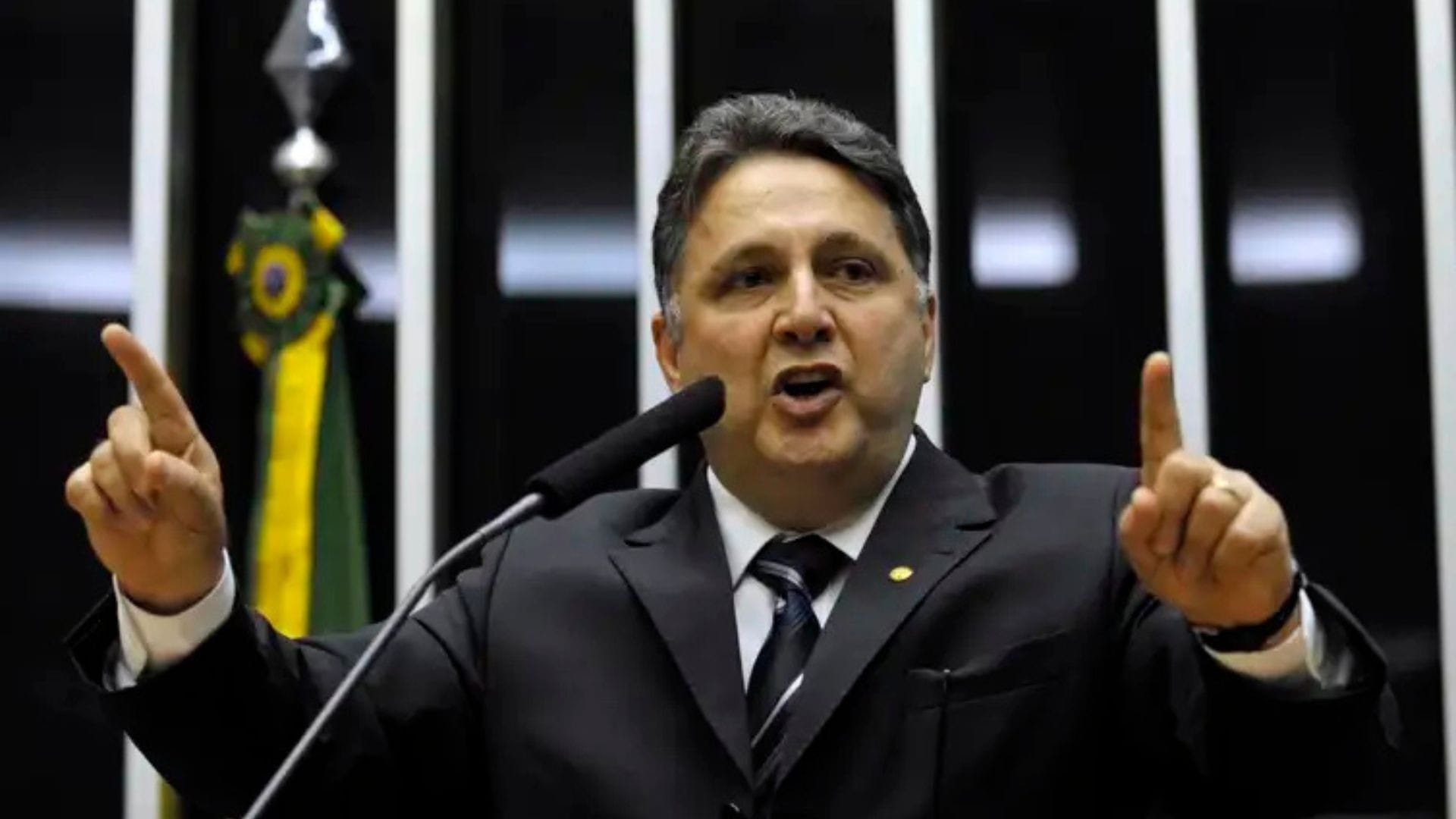Garotinho desiste de recurso no TSE e viabiliza vitória de Ruas em 1º turno
