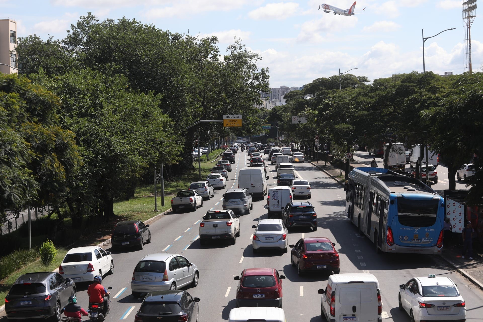 Trânsito lento nesta véspera de feriadão na Avenida Washington Luiz, em SP   Crédito: Renato Cerqueira/Estadão Conteúdo