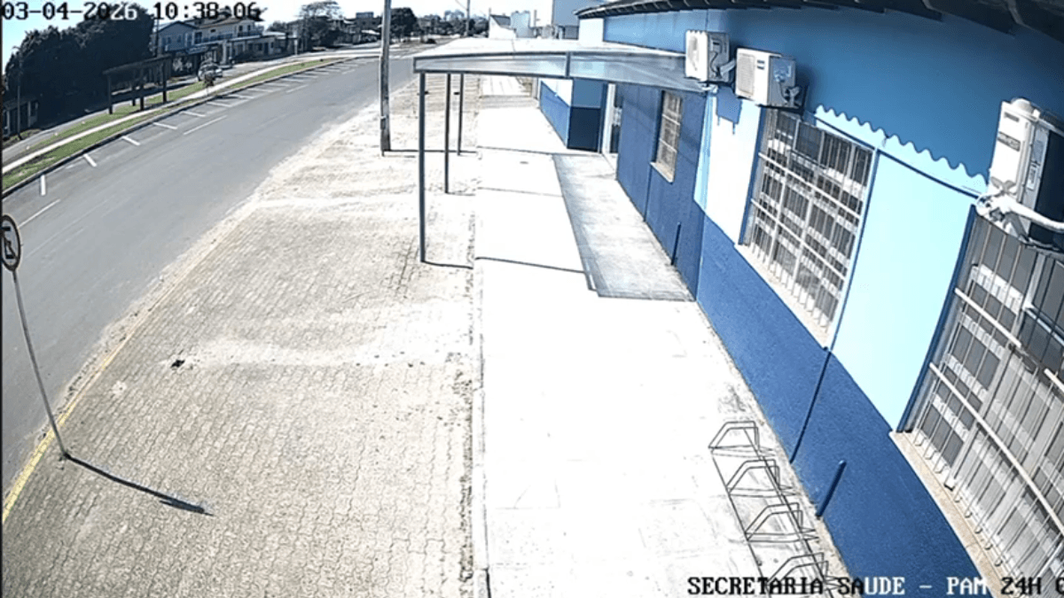 Veja momento da queda do avião sobre casas no litoral do RS