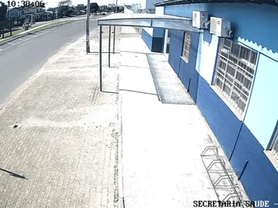 Veja momento da queda do avião sobre casas no litoral do RS