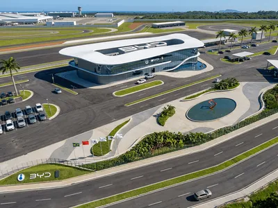 BYD terá centro de testes no RJ com pista, off-road e piscina para carros