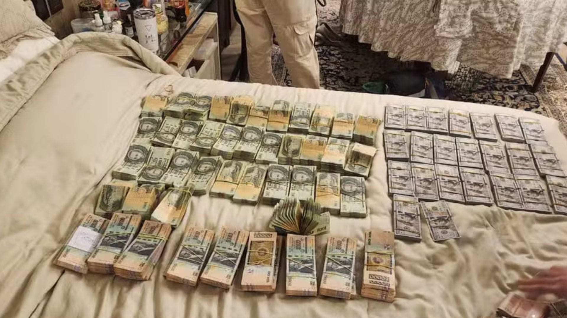 Cerca de US$ 220 mil e 330 milhões de guaranis são apreendidos em local ligado a Dalia Lopez — Foto: Polícia do Paraguai