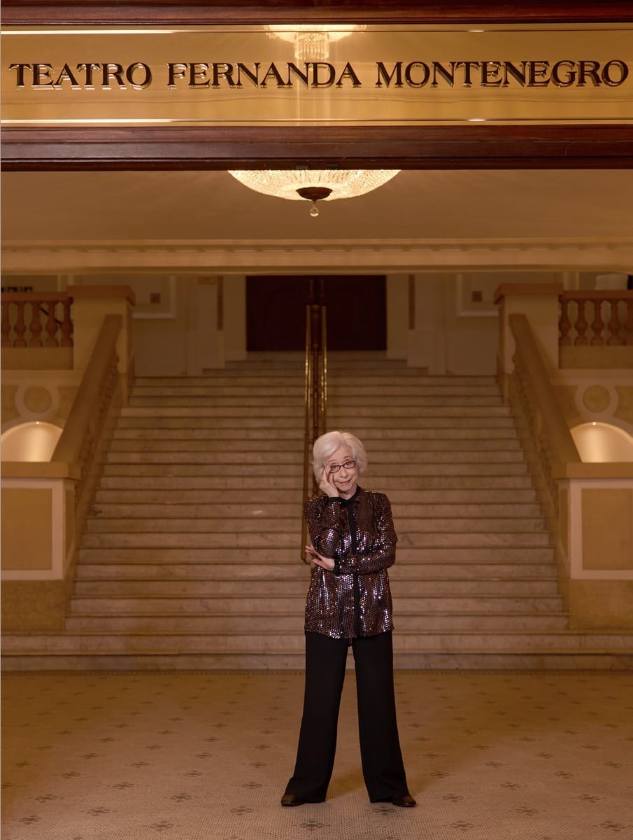 Fernanda Montenegro em frente ao teatro que leva seu nome (Divulgação/Copacabana Palace)