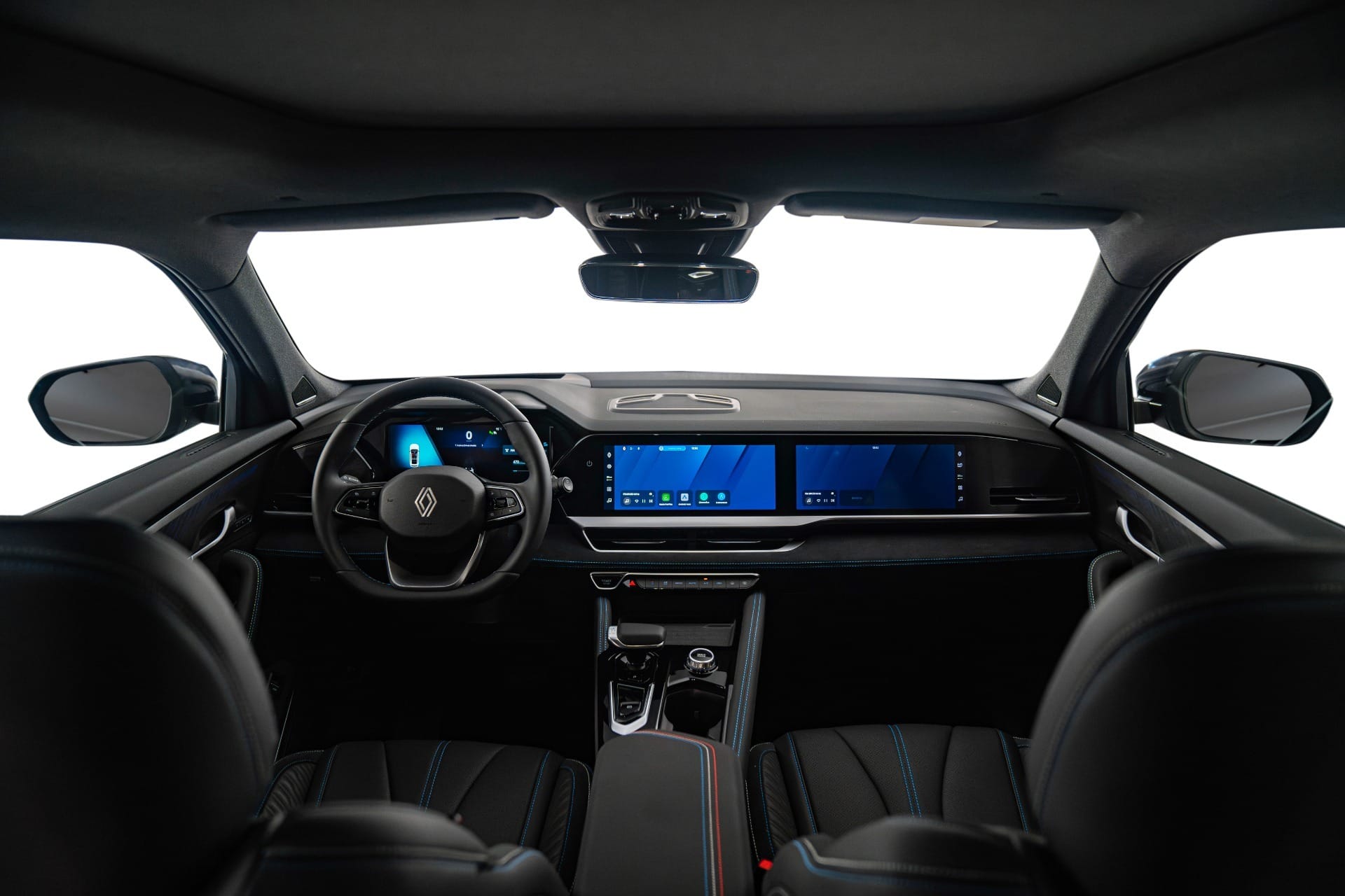 Painel com três telas de 12,3” concentra comandos e conectividade do SUV
