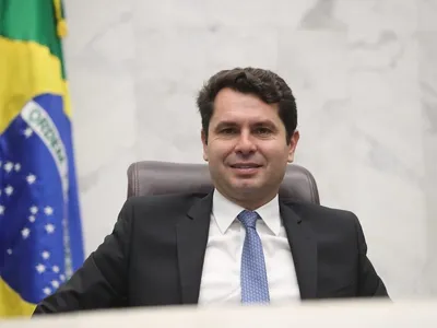 Pesquisa aponta Alexandre Curi como governista mais bem posicionado