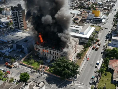 Incêndio em Paranaguá destrói escola histórica do Instituto de Educação