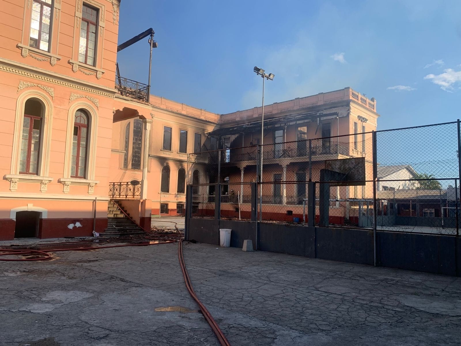 Bombeiros usam drone para conter incêndio em escola de Paranaguá