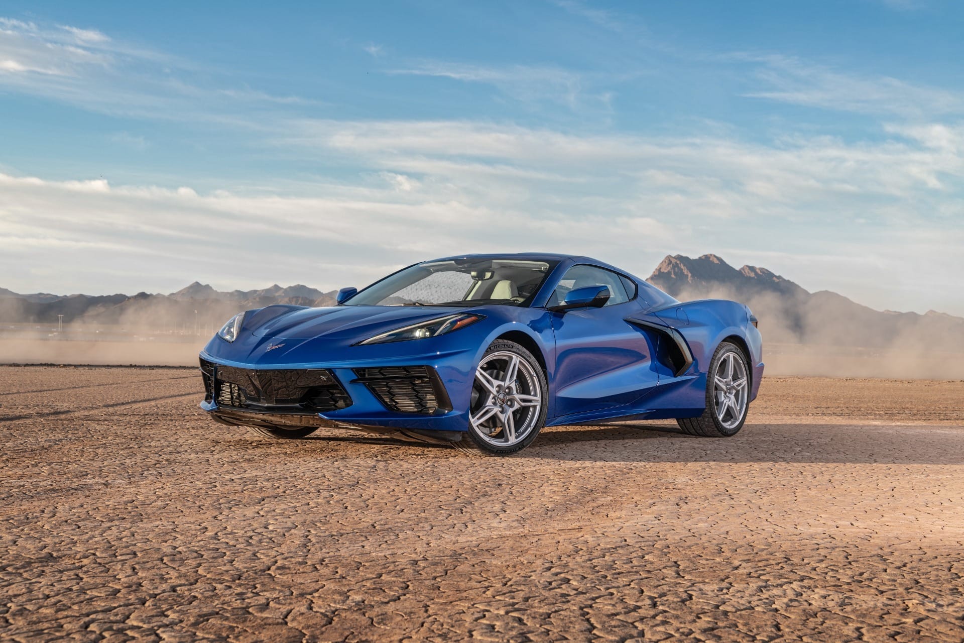 Frente do Corvette Stingray 2026 destaca entradas de ar amplas e perfil baixo