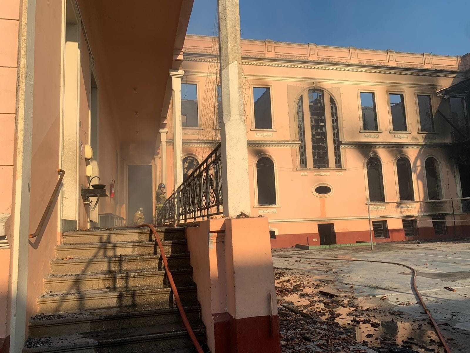 Veja imagens de como ficou colégio destruído em Paranaguá