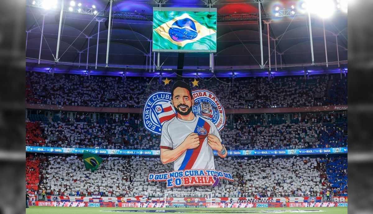 Torcida do Bahia homenageia E. Ribeiro antes de jogo contra o Palmeiras