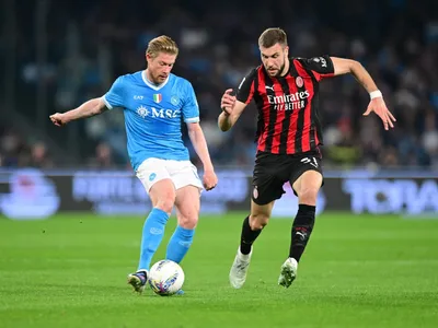 Napoli vence o Milan, vira vice-líder do Italiano e inicia caça à Inter
