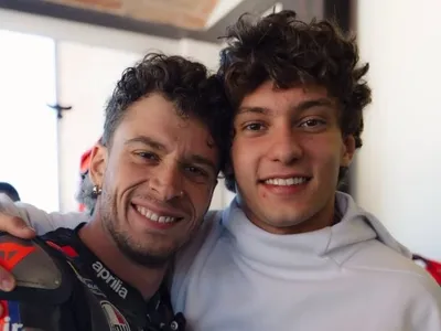 Kimi Antonelli aproveita pausa da Fórmula 1 em rancho de Valentino Rossi