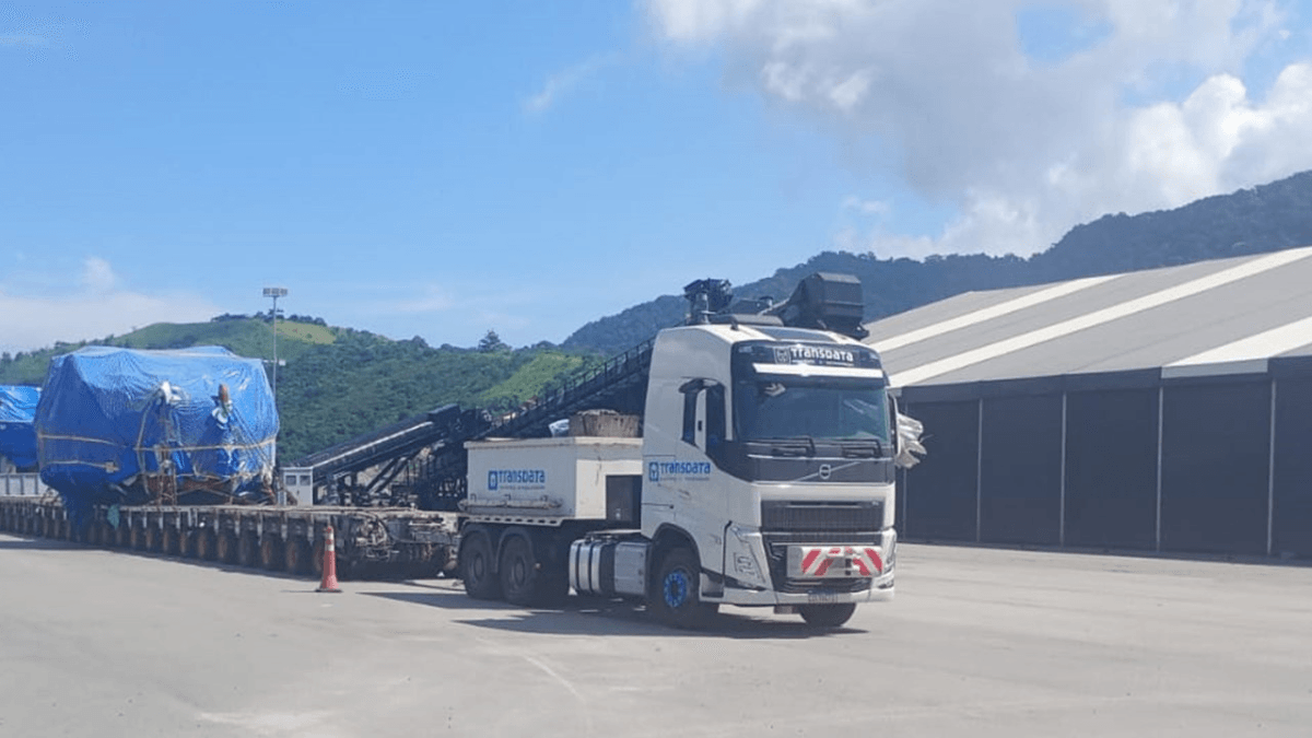Transporte de carga gigante de 336 toneladas passa pela Tamoios