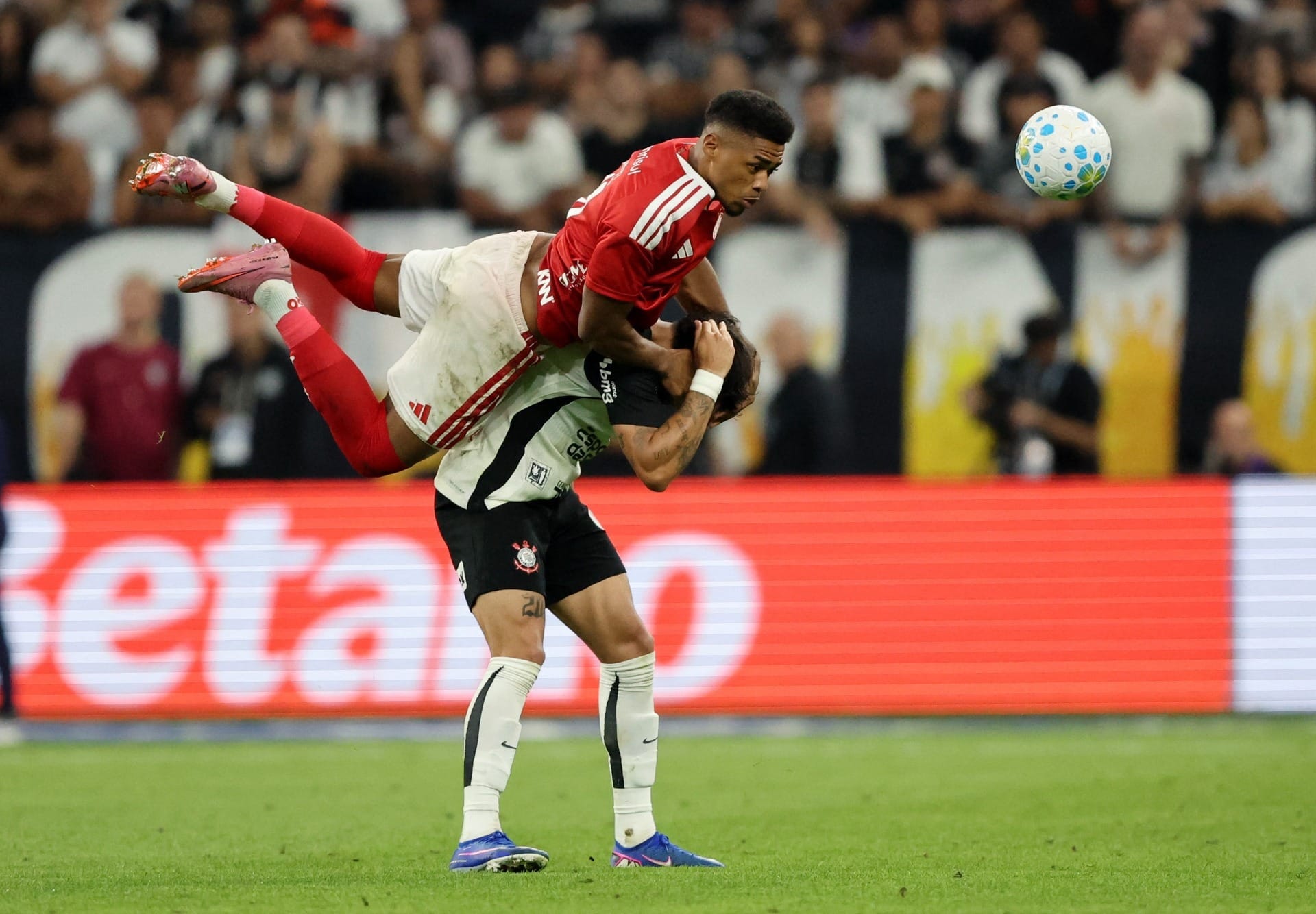 Neto vê pênalti não marcado para o Corinthians contra o Inter; veja lance