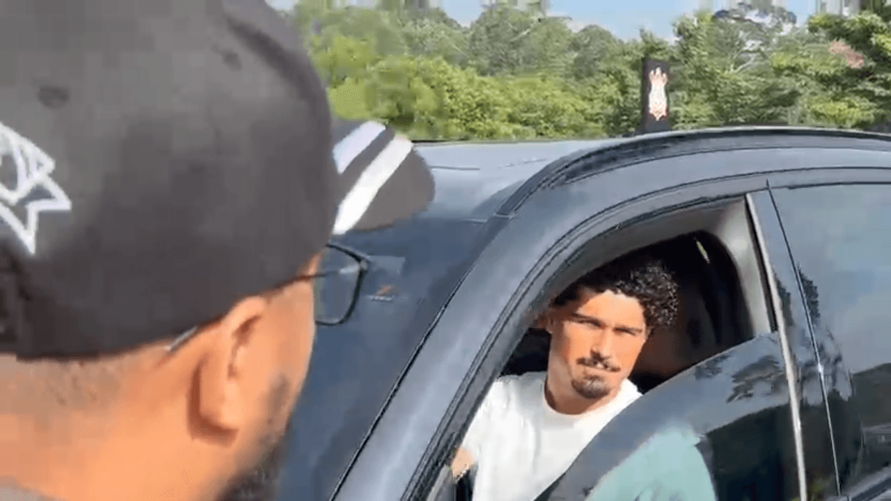Zagueiros do Corinthians são cobrados em novo protesto no CT; assista