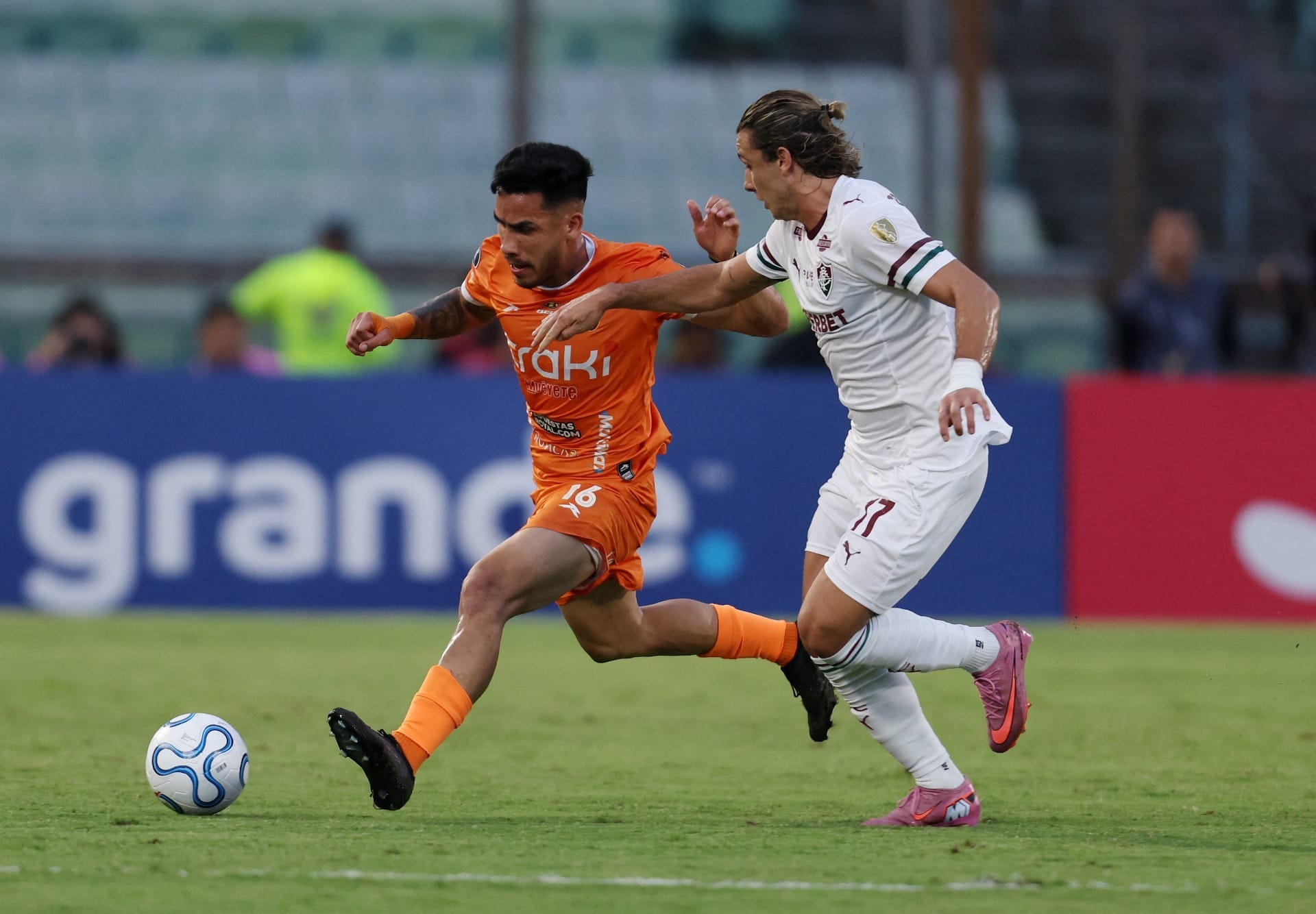Fluminense perde grandes chances e estreia com empate na Libertadores
