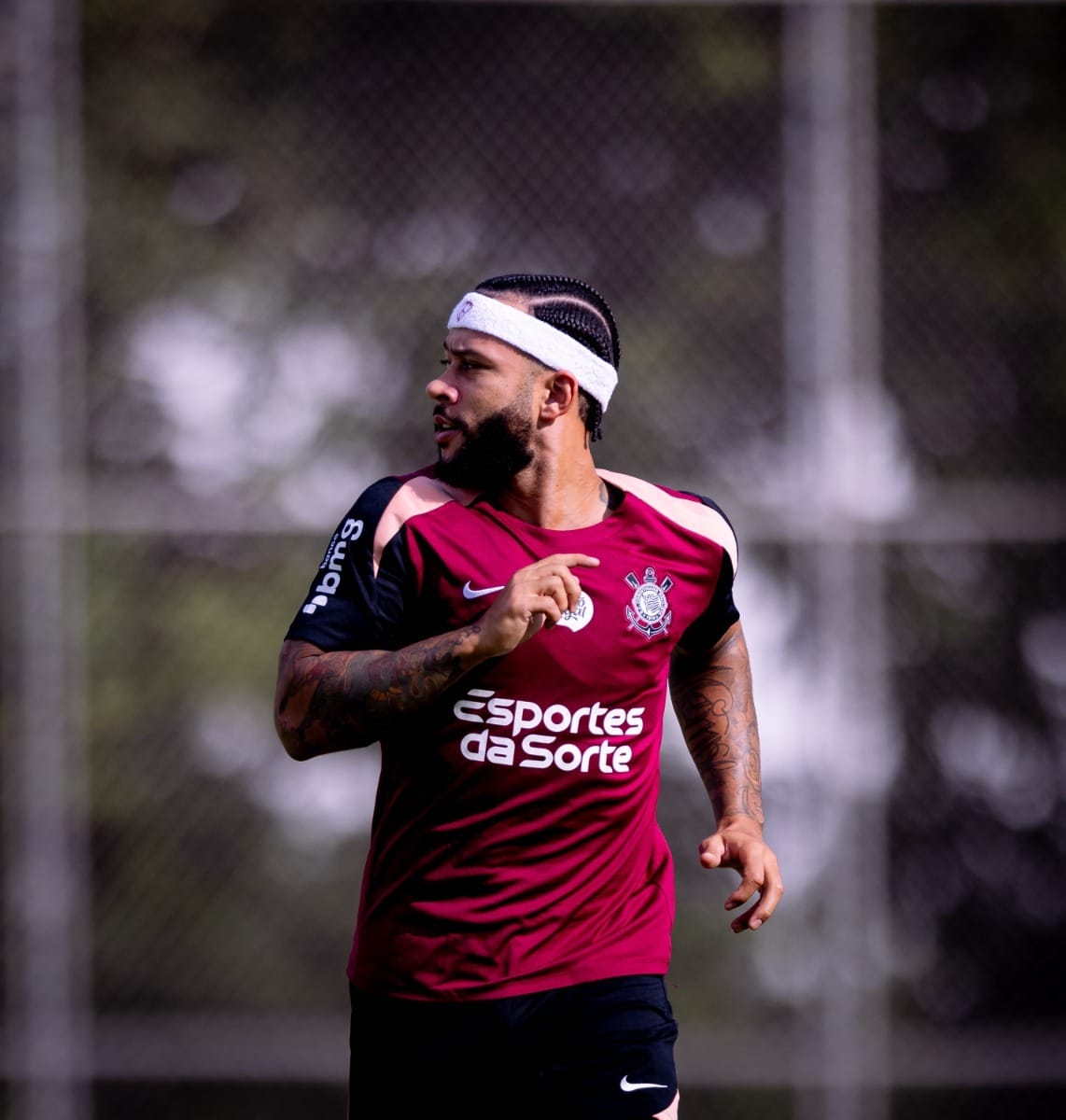 Diniz rasga elogios a Memphis Depay e torce por permanência: "Superestrela"